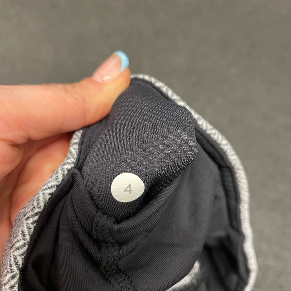 🐼Women Lululemon Athletica Gray and Black Leggings, size 4 - Picture 9 of 12